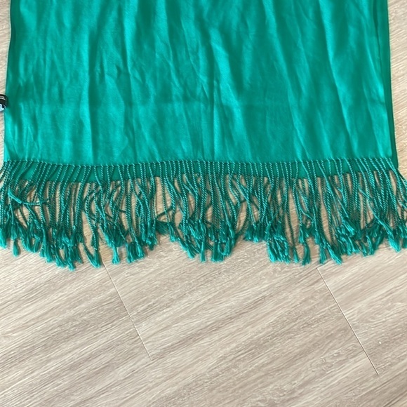 Jones New York Women’s Scarf One Size Green 100% Lightweight Tassel Fringe - Picture 8 of 10
